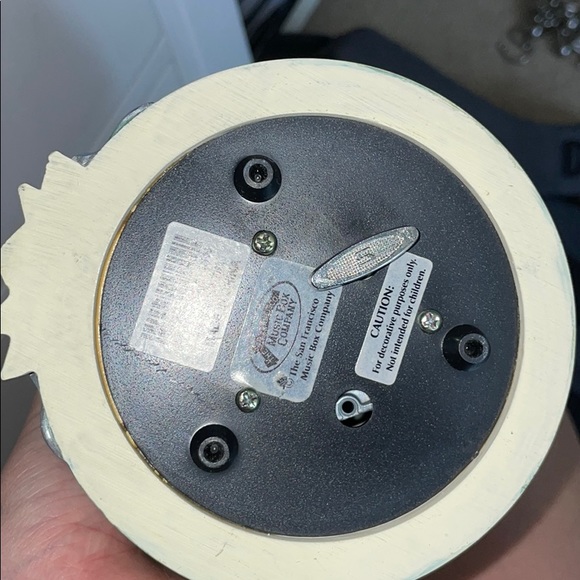 Musical New York Snow Globe - Picture 6 of 6